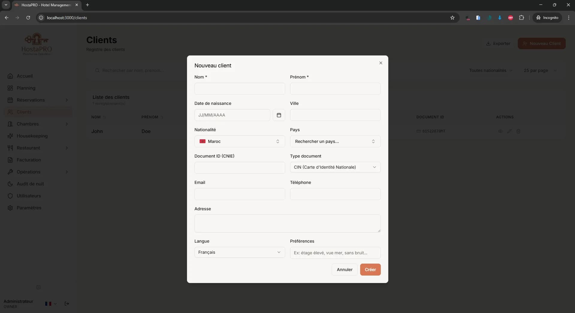 Formulaire HostaPRO pour créer un nouveau profil client avec données personnelles, pièce d'identité et coordonnées