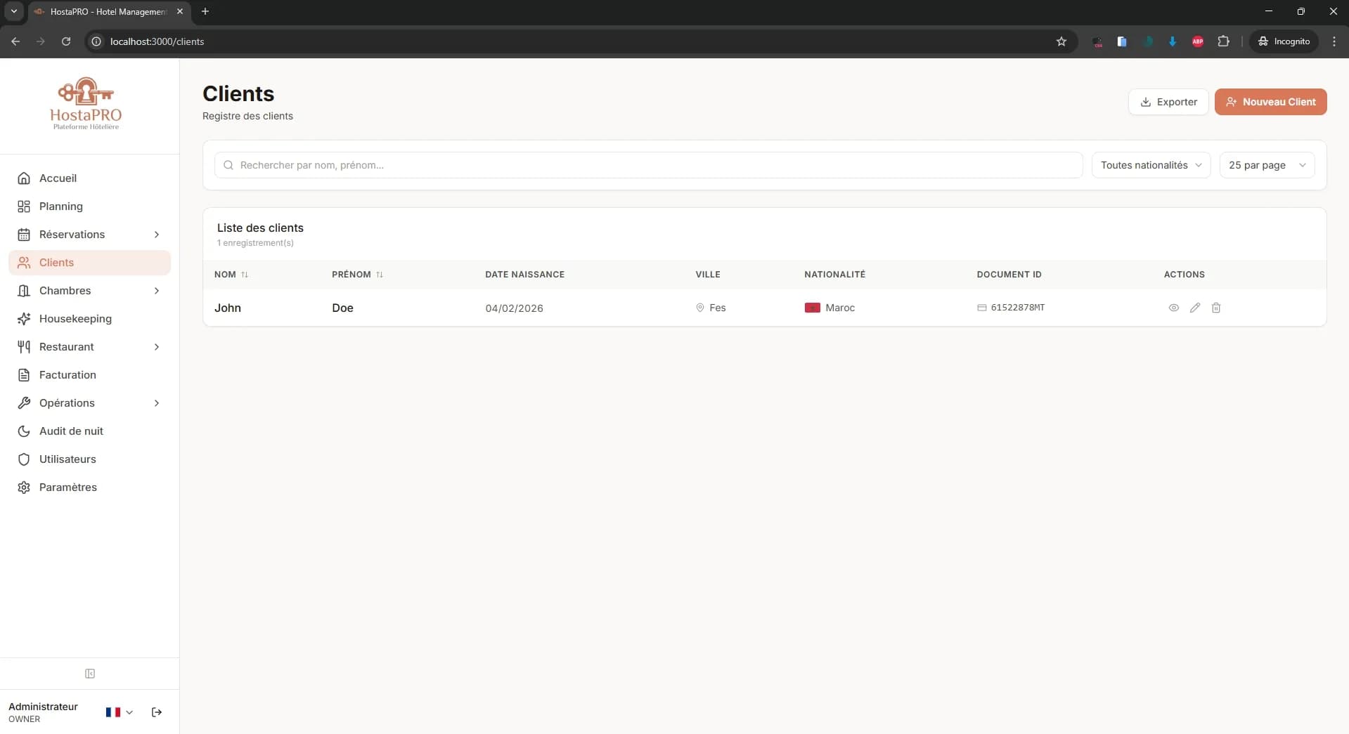 Répertoire clients HostaPRO avec base de données clients consultable affichant les coordonnées et l'historique des séjours